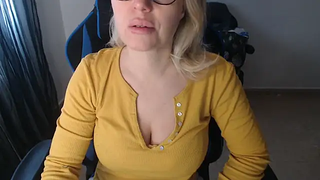 LARACRUZ30 online show from 12, 4, 2026