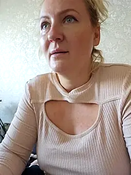 Snapshot of Marushka chatting on 2, 10, 2025 Marushka online show from 2, 10, 2025