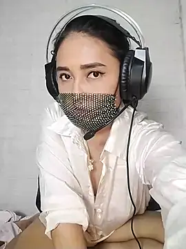 Snapshot of _Shimmerlyn_ chatting on 2, 3, 2025 Shimmerlyn online show from 2, 3, 2025