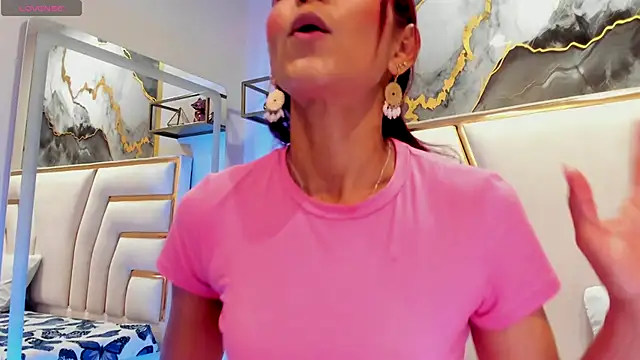 Snapshot of HannaPetit chatting on 6, 11, 2025 HannaPetit online show from 6, 11, 2025