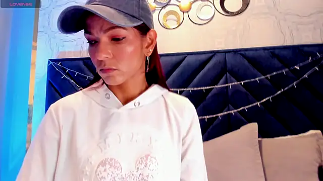 Snapshot of HannaPetit chatting on 21, 12, 2025 HannaPetit online show from 21, 12, 2025