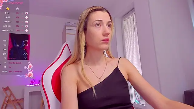 Snapshot of HotCarolineXO chatting on 23, 9, 2025 HotCarolineXO online show from 23, 9, 2025