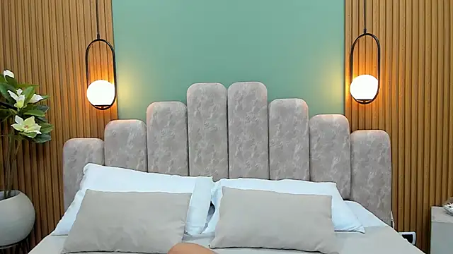 NicoleBlum online show from 18, 2, 2025