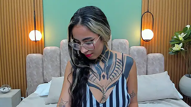 NicoleBlum online show from 21, 2, 2025