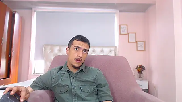 Snapshot of ryan_maxy chatting on 5, 3, 2025 ryan maxy online show from 5, 3, 2025