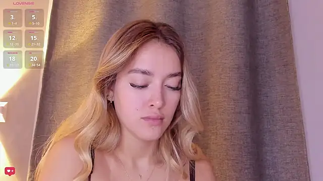 Snapshot of Assh_lee_ chatting on 22, 10, 2025 Assh lee online show from 22, 10, 2025