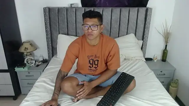 Snapshot of TomLover_12 chatting on 28, 12, 2024 TomLover 12 online show from 28, 12, 2024