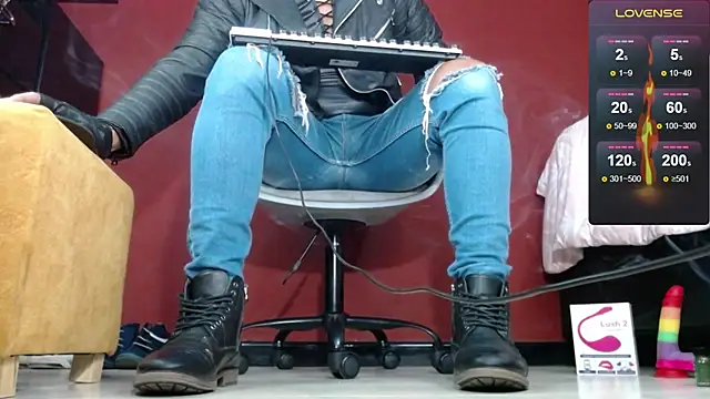 Snapshot of TomLover_12 chatting on 11, 2, 2025 TomLover 12 online show from 11, 2, 2025