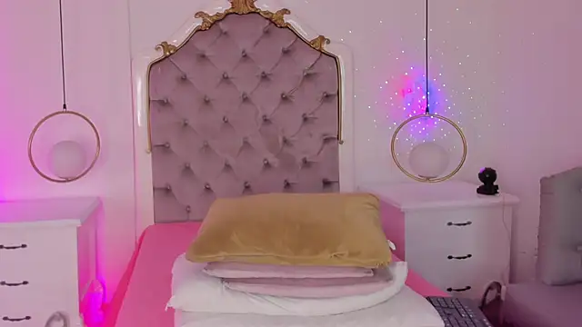 Snapshot of Meredit_Lane chatting on 11, 11, 2025 Meredit Lane online show from 11, 11, 2025