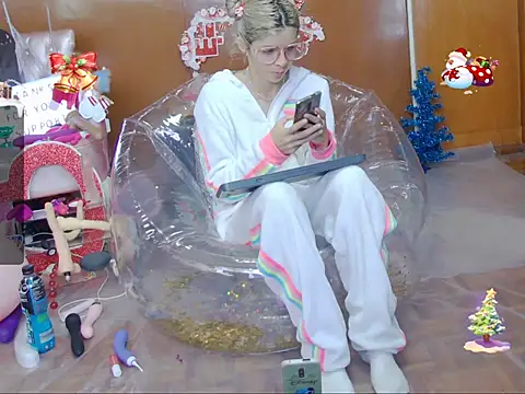 Skinygirl online show from 14, 12, 2025