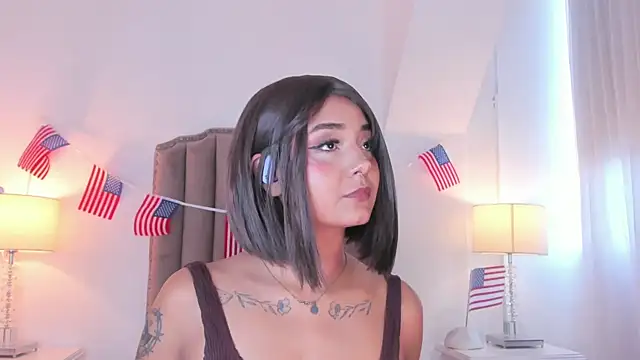 Snapshot of Emma_Torres__ chatting on 4, 7, 2026 Emma Torres online show from 4, 7, 2026