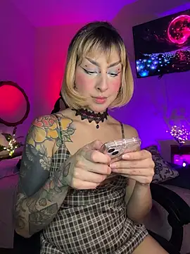 Snapshot of Cinamoonn chatting on 4, 4, 2026 Cinamoonn online show from 4, 4, 2026