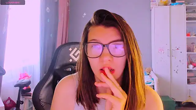 Snapshot of MollyLollipop chatting on 3, 6, 2026 MollyLollipop online show from 3, 6, 2026
