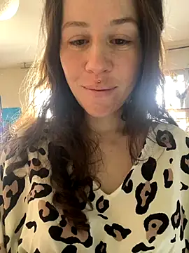 Snapshot of SuzieWanKenobi chatting on 4, 12, 2025 SuzieWanKenobi online show from 4, 12, 2025