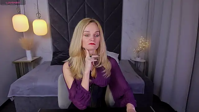 Snapshot of SaraSubtlety chatting on 13, 9, 2025 SaraSubtlety online show from 13, 9, 2025