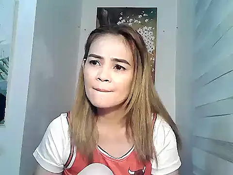 Kisses-13 online show from 2, 2, 2025