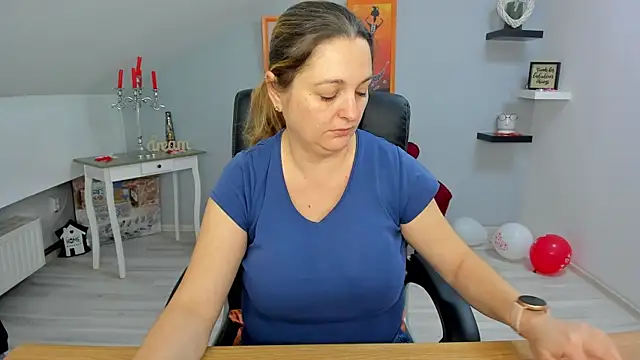 LollaGirl online show from 24, 2, 2025