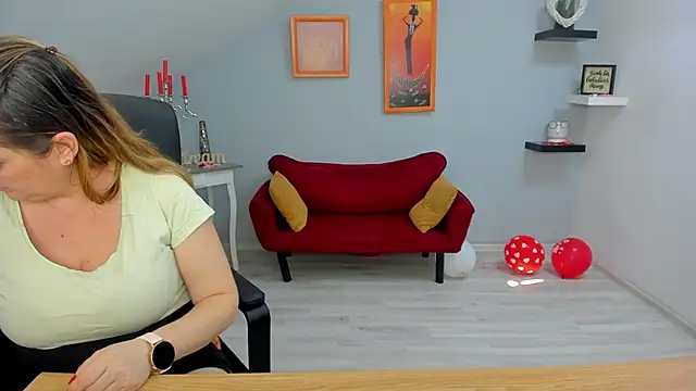 LollaGirl online show from 26, 2, 2025