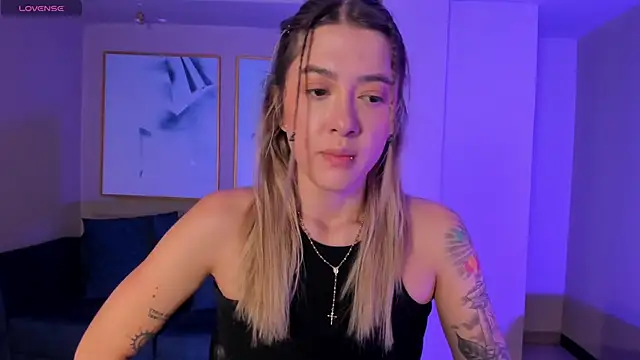 EveBensonX online show from 4, 3, 2025