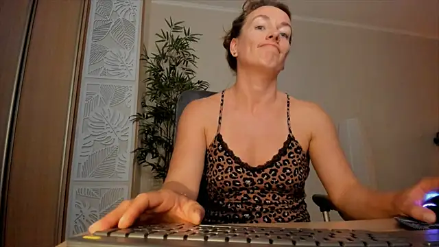 RebeccaMartinez online show from 6, 7, 2026