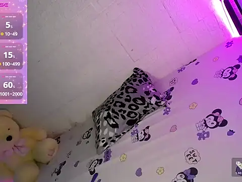 Snapshot of katie_white chatting on 19, 10, 2025 katie white online show from 19, 10, 2025