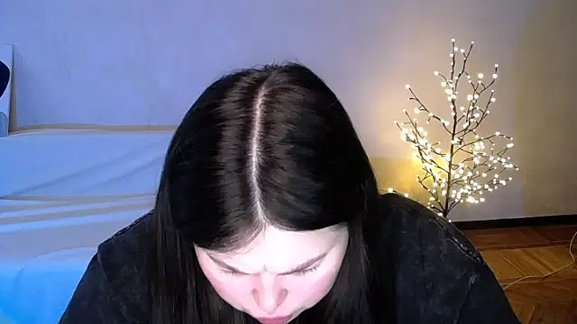 Snapshot of Emily_Mo chatting on 5, 6, 2026 Emily Mo online show from 5, 6, 2026