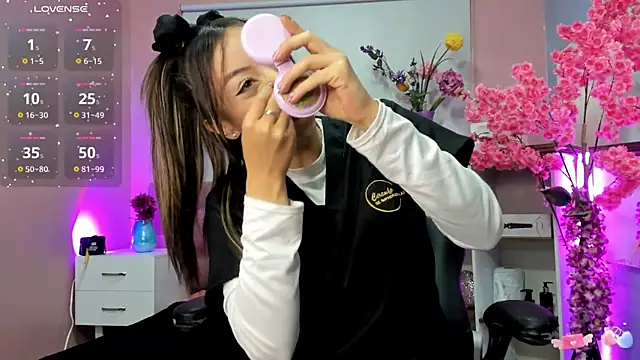 mia thompsonn  online show from 8, 10, 2025