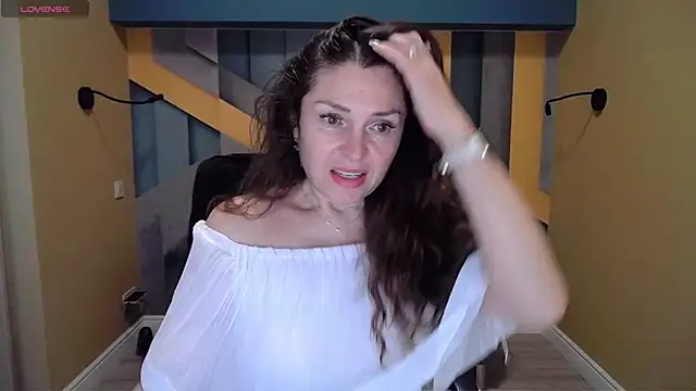 Snapshot of EllaLong chatting on 20, 12, 2024 EllaLong online show from 20, 12, 2024