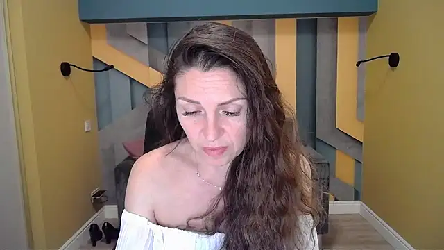 Snapshot of EllaLong chatting on 5, 1, 2025 EllaLong online show from 5, 1, 2025