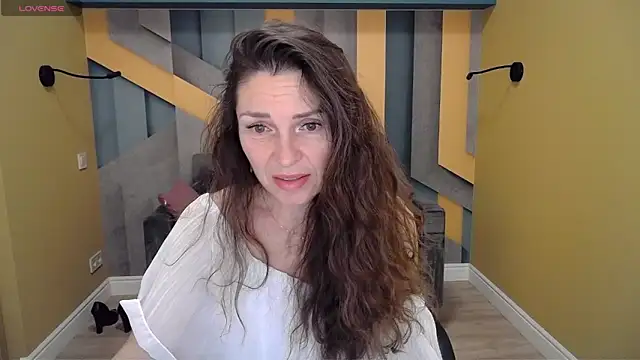 Snapshot of EllaLong chatting on 12, 1, 2025 EllaLong online show from 12, 1, 2025