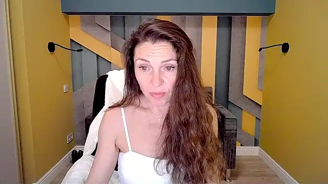 Snapshot of EllaLong chatting on 13, 2, 2025 EllaLong online show from 13, 2, 2025
