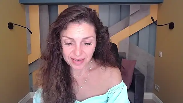 Snapshot of EllaLong chatting on 13, 9, 2025 EllaLong online show from 13, 9, 2025
