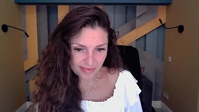 Snapshot of EllaLong chatting on 15, 9, 2025 EllaLong online show from 15, 9, 2025