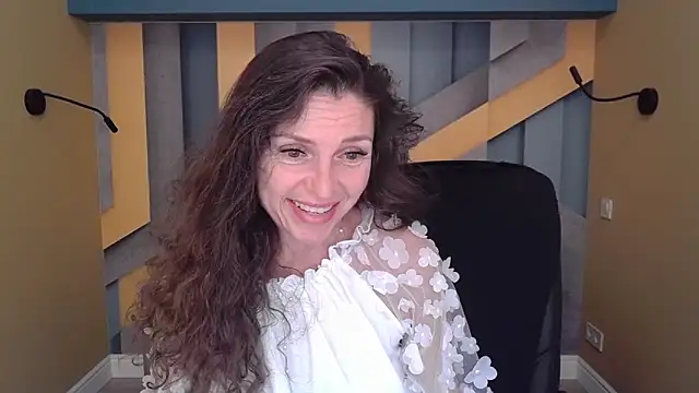 Snapshot of EllaLong chatting on 16, 9, 2025 EllaLong online show from 16, 9, 2025