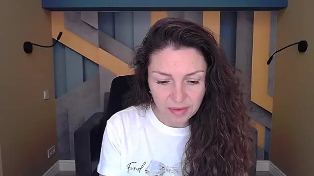 Snapshot of EllaLong chatting on 3, 10, 2025 EllaLong online show from 3, 10, 2025