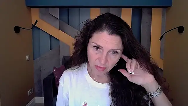 Snapshot of EllaLong chatting on 4, 10, 2025 EllaLong online show from 4, 10, 2025