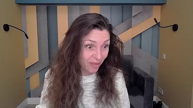 Snapshot of EllaLong chatting on 10, 10, 2025 EllaLong online show from 10, 10, 2025