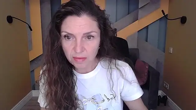 Snapshot of EllaLong chatting on 11, 10, 2025 EllaLong online show from 11, 10, 2025