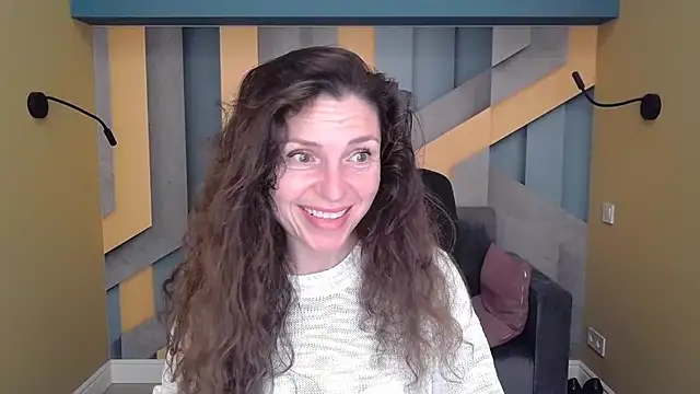 Snapshot of EllaLong chatting on 12, 10, 2025 EllaLong online show from 12, 10, 2025