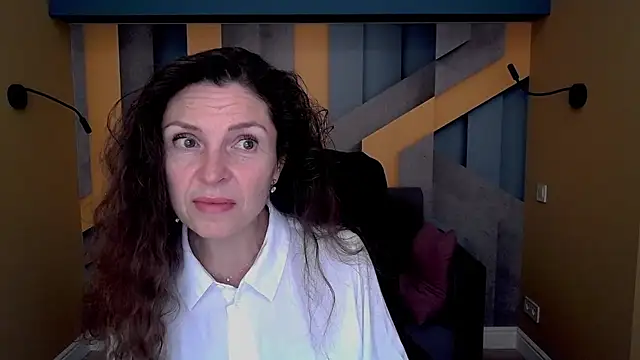 Snapshot of EllaLong chatting on 14, 10, 2025 EllaLong online show from 14, 10, 2025