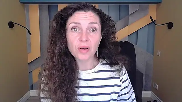 Snapshot of EllaLong chatting on 15, 10, 2025 EllaLong online show from 15, 10, 2025