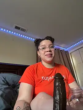 QueenNuttCollector online show from 28, 10, 2025