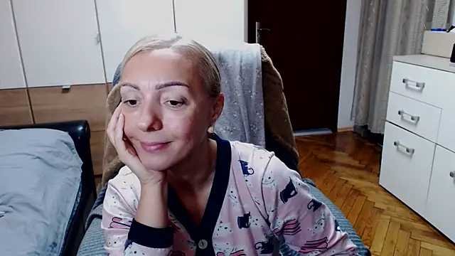 Snapshot of Leona-Exotic chatting on 18, 11, 2025 Leona-Exotic online show from 18, 11, 2025