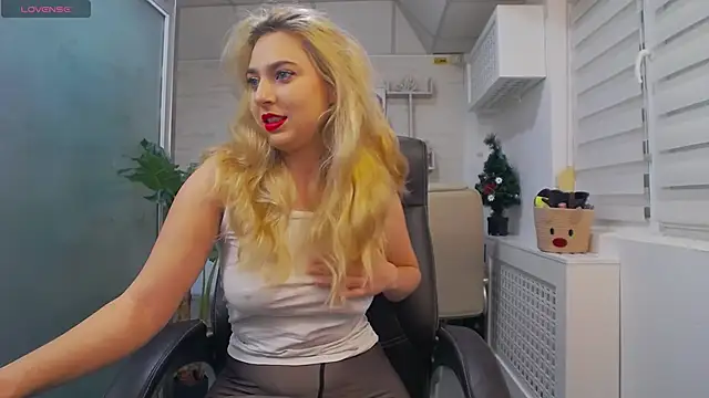 Snapshot of AvaBlue_ chatting on 28, 12, 2024 AvaBlue online show from 28, 12, 2024