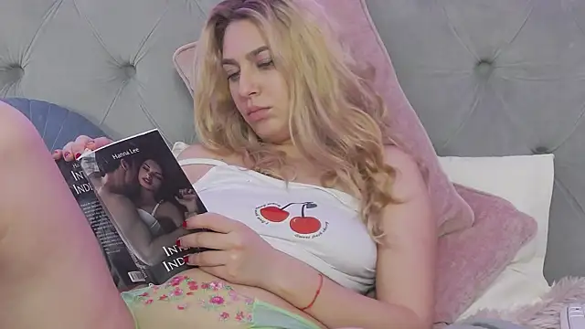 Snapshot of AvaBlue_ chatting on 10, 3, 2025 AvaBlue online show from 10, 3, 2025