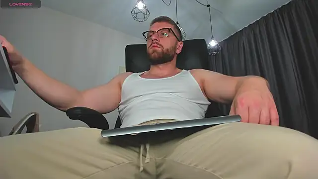 Snapshot of Findom_guy chatting on 18, 11, 2025 Findom guy online show from 18, 11, 2025