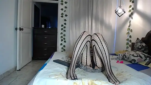 Snapshot of ivonne__hott1 chatting on 25, 2, 2026 ivonne hott1 online show from 25, 2, 2026