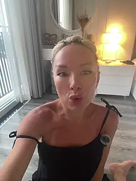 Snapshot of WhiteBunny chatting on 10, 6, 2026 WhiteBunny online show from 10, 6, 2026