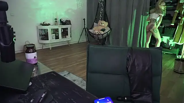 Snapshot of LaraPunkt chatting on 6, 2, 2026 LaraPunkt online show from 6, 2, 2026