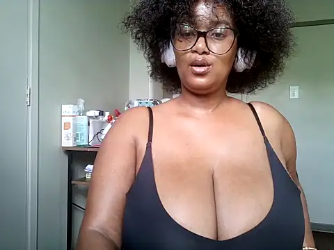 Snapshot of Charlie-Crawford chatting on 16, 12, 2025 Charlie-Crawford online show from 16, 12, 2025